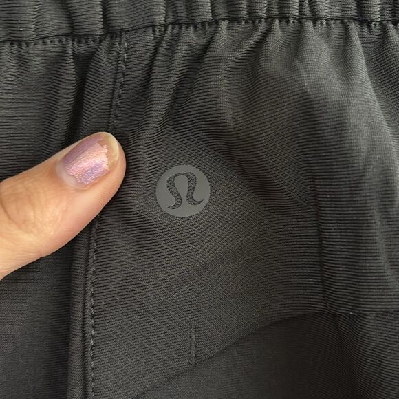 Lululemon Warpstreme High-Rise 7/8 Jogger
Black size 26 $128 msrp - Picture 8 of 8